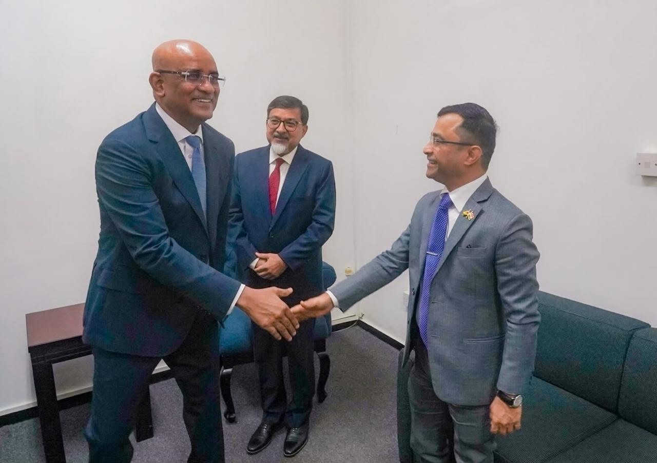 Dr jagdeo Shaking hands with Indian delegates